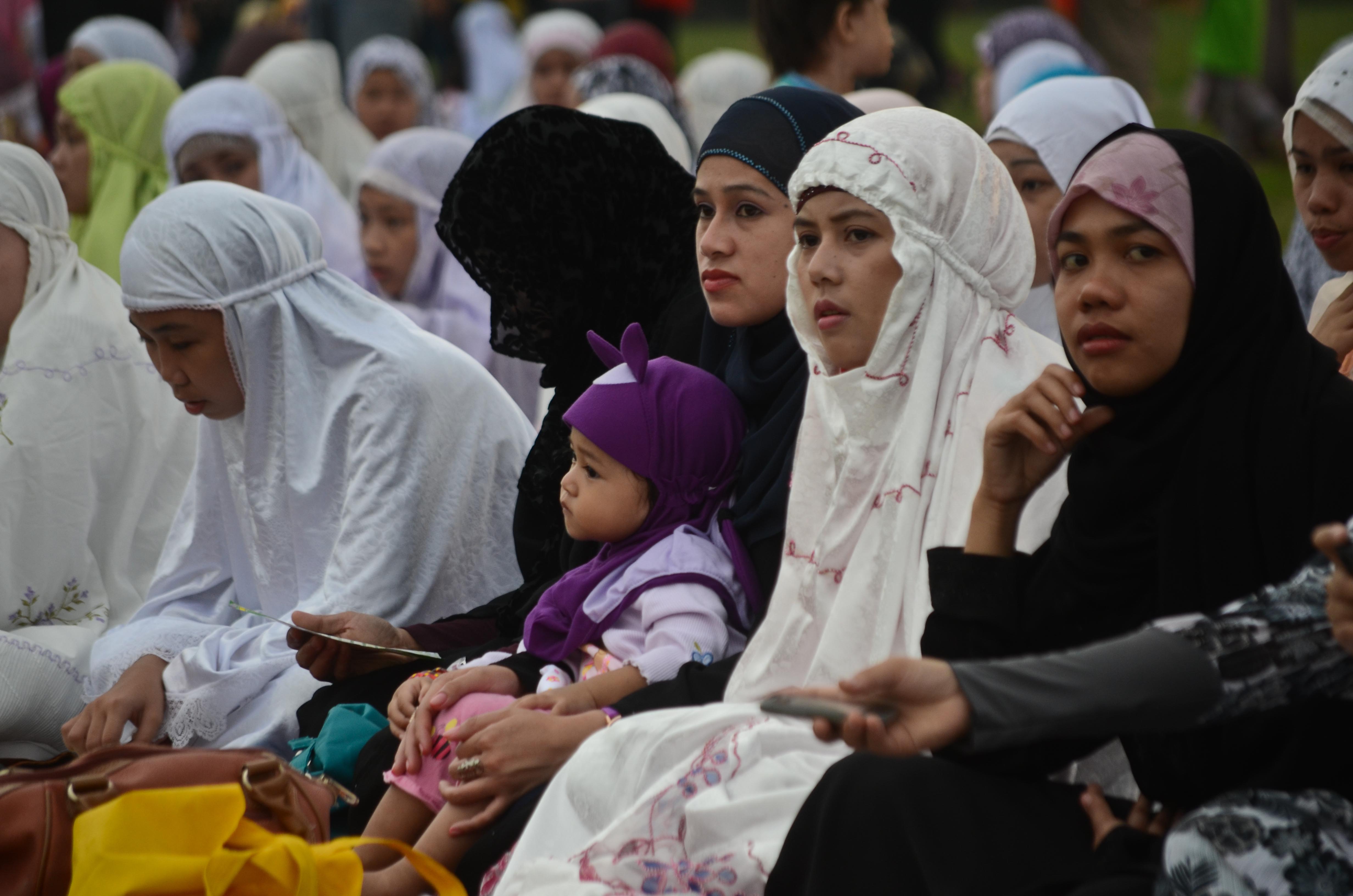 Filipino Muslims celebrating end of Ramadan at Rizal Park