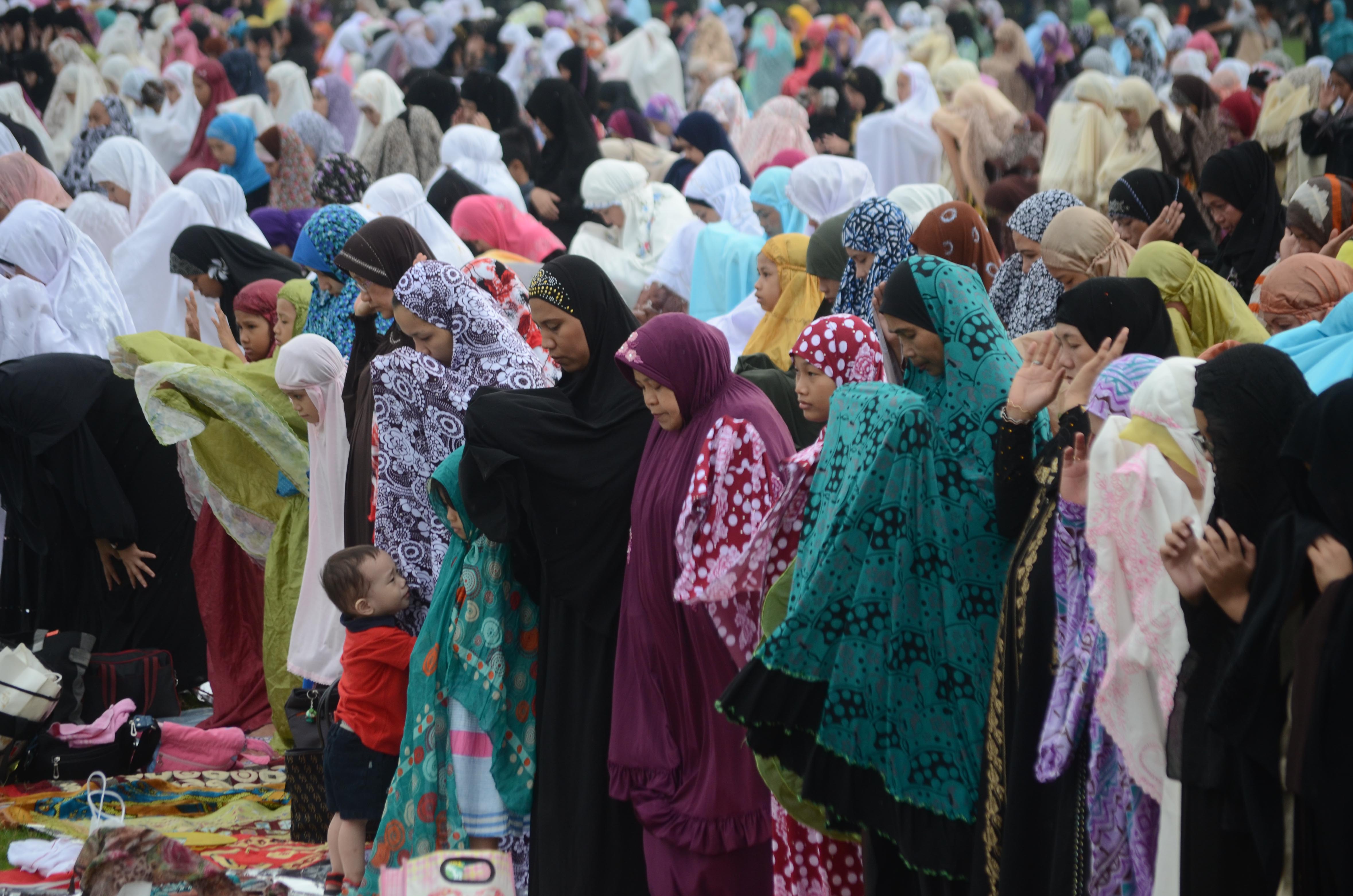 Filipino Muslims celebrating end of Ramadan at Rizal Park