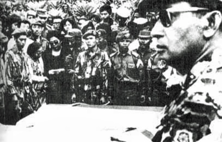 Major General Suharto (at right, foreground) attends a funeral for generals assassinated on 5 October 1965. Photo: Wikimedia Commons