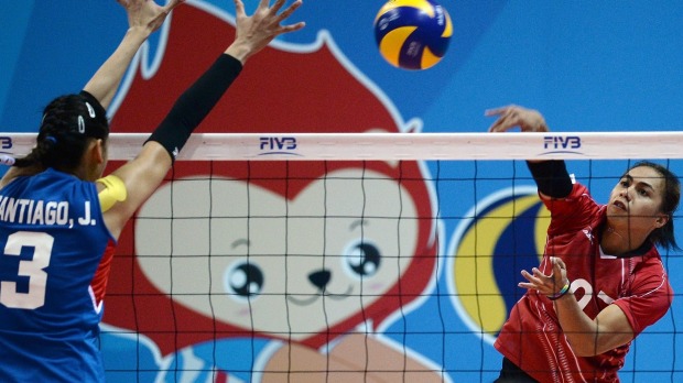 Aprilia Manganang of Indonesia (R) in action against the Philippines at the 2015 SEA Games. Photo: AFP