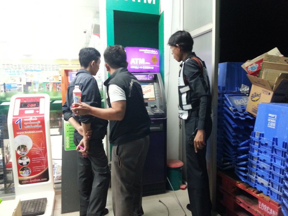 Two men try to steal ATM Machine by pulling it with truck, fail ...