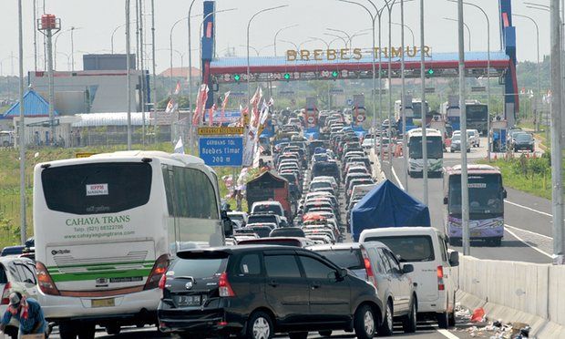 Traffic jam at a toll road exit during the mudik homecoming exodus in 2016.