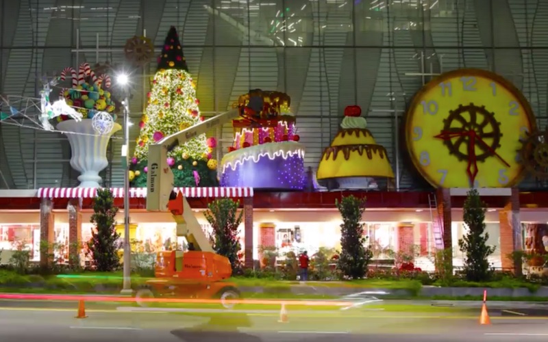 WATCH: A time-lapse video of The Centrepoint going from zero to Christmas in 1 minute | Coconuts