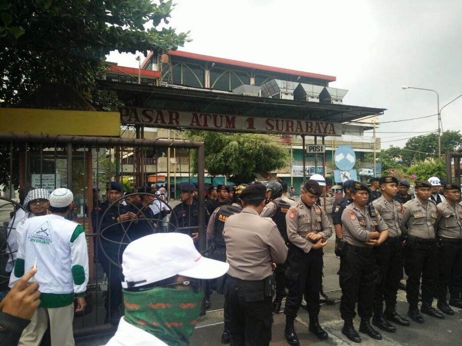 Members of the FPI conducting a sweep at a shopping center in Surabaya last year while being escorted by the police. Photo: Facebook