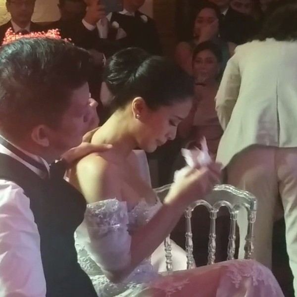 Heart Evangelista khóc trong ngày cưới vì lá thư của bố