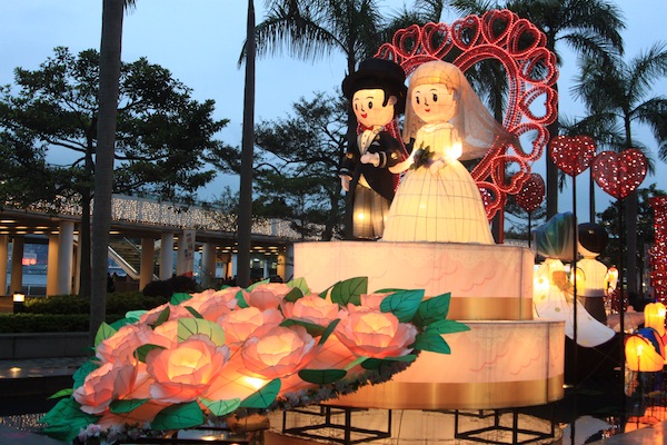 Latern bride and groom 