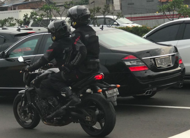 The RI 1 presidential car photographed waiting in traffic jam like everyone else in Jakarta. Photo: Twitter / @interMALEM