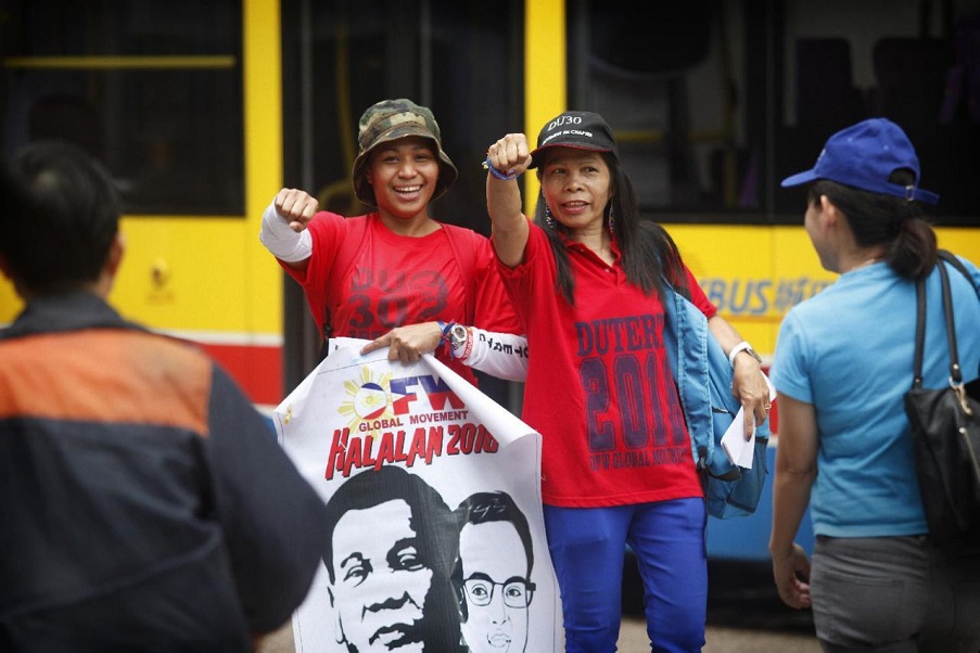 Duterte supporters pose in Central, Hong Kong on April 24, 2016, prior to the Philippines’ presidential election. Photo: Isaac Lawrence/AFP