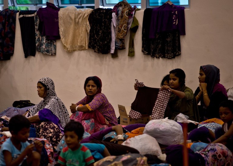 Rohingya migrants wait at a temporary detention center in Langkawi, Malaysia on May 12, 2015. PHOTO/AFP