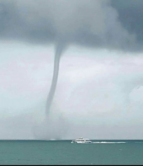 Look: An incredible waterspout off Iloilo city | Coconuts