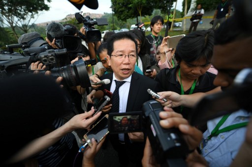 Gooi Soon Seng (C), the lawyer for Indonesian national Siti Aisyah/ AFP PHOTO / MOHD RASFAN