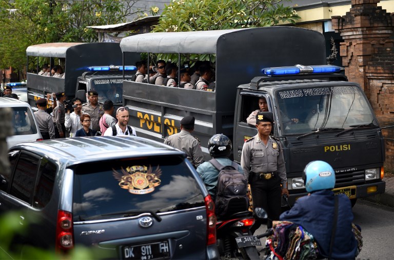 Indonesia police prepare their security during a security preparation for Australian Schapelle Corby to return back to Australian in Denpasar, on Indonesia Bali island on May 27, 2017.   
Corby will finally return home from Bali, 12 years after she was convicted of drug trafficking, in a long-awaited return that has triggered a media frenzy. / AFP PHOTO / SONNY TUMBELAKA