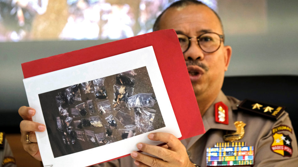 Indonesian National Police spokesperson Setyo Wasisto shows a picture of evidence collected from Kampung Melayu bomb blast site at police headquarters in Jakarta, Indonesia May 25, 2017. REUTERS/Beawiharta