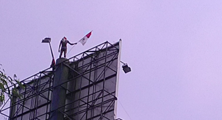 Agustinus Woro on top of an advertising billboard on Jalan Rasuna Said, South Jakarta on May 26, 2017. Photo: Twitter/@Indra__Koes