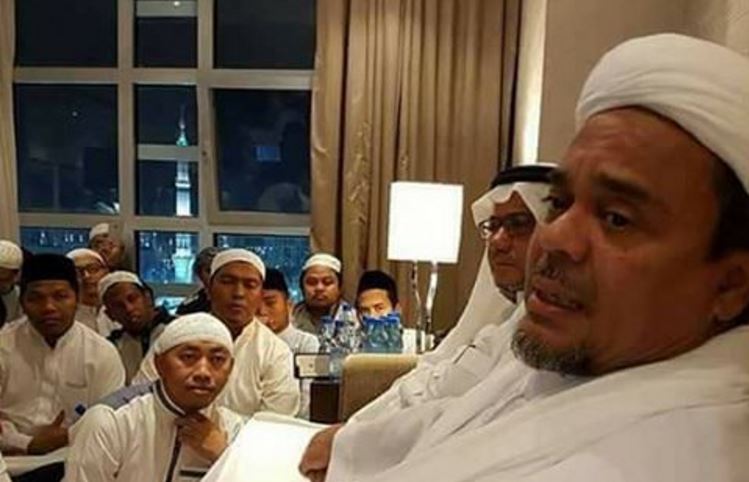 FPI leader Rizieq Shihab speaking with students in Medina, Saudi Arabia. Photo: @dpp_fpi / Instagram 