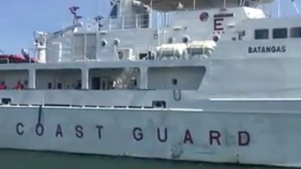 Coast Guard vessel arrives with relief good for Marawi residents caught in the middle of a terrorist attack. PHOTO: Screengrab from ABS-CBN News footage