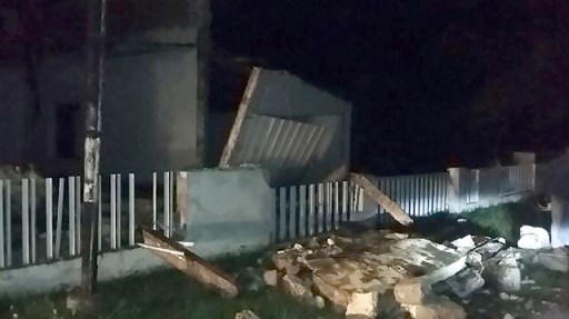 This photo taken on May 29, 2017 in Poso, on the central Indonesian island of Sulawesi, shows the collapsed wall of a building after a shallow, 6.6-magnitude earthquake hit inland.
There were no immediate reports from officials of casualties or damage after the quake, which USGS said hit at a depth of nine kilometres (six miles) at 10:35 pm (1435 GMT), 80 kilometers from the city of Palu. Photo: AFP / STR