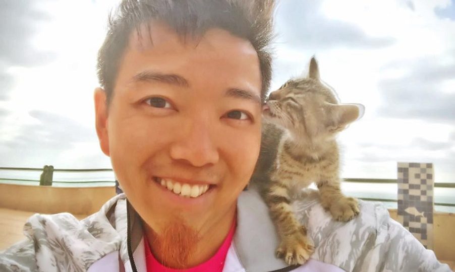 Ho and Life the kitten’s first meeting in Morocco. Photo: Hobby Adventure Club via Facebook