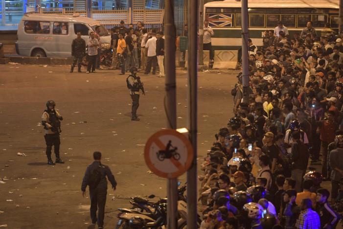 Police secure the area following an explosion at a bus stop in Kampung Melayu, East Jakarta, Indonesia May 24, 2017 in this photo taken by Antara Foto.  Antara Foto/Sigid Kurniawan/ via REUTERS