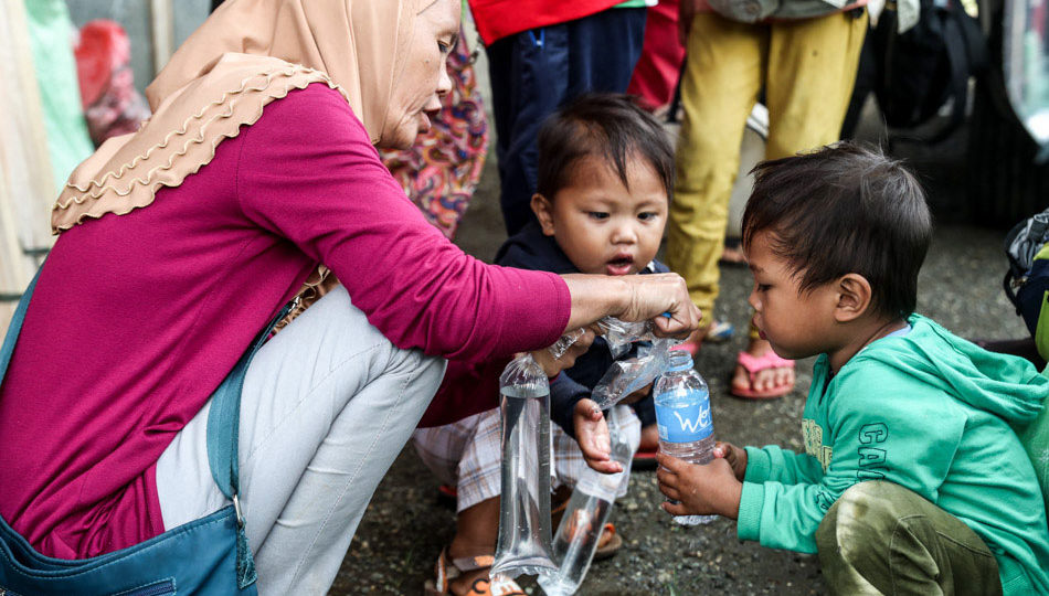 Kids from Marawi got out of a vehicle to get food from members of the Riga family. Jonathan Cellona, ABS-CBN News