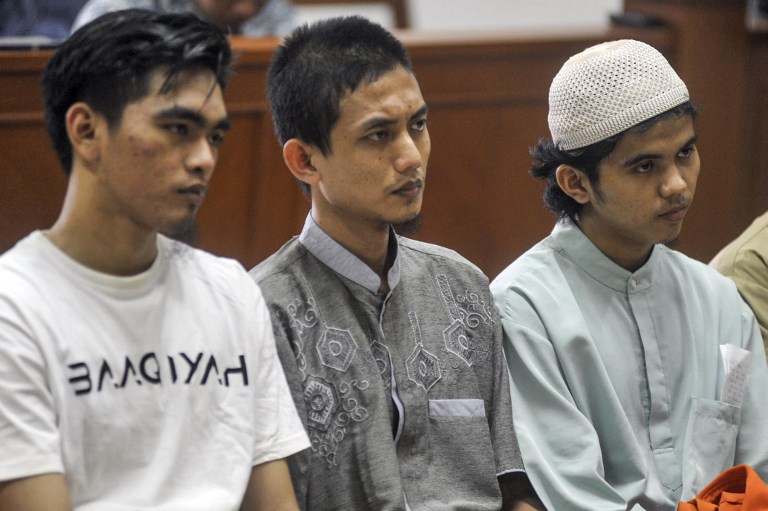 Detained Indonesian militants Hadi Gusti Yanda (L), Gigih Rahmat Dewa (C) and Tarmiji (R) attend a hearing at the East Jakarta court in Jakarta on June 7, 2017. 
Six Indonesian militants were jailed on June 7 for harbouring two Uighurs who entered the country to fight with Islamic State (IS) group-linked extremists, but cleared of plotting to fire a rocket at Singapore. / AFP PHOTO / AZQA HARUN