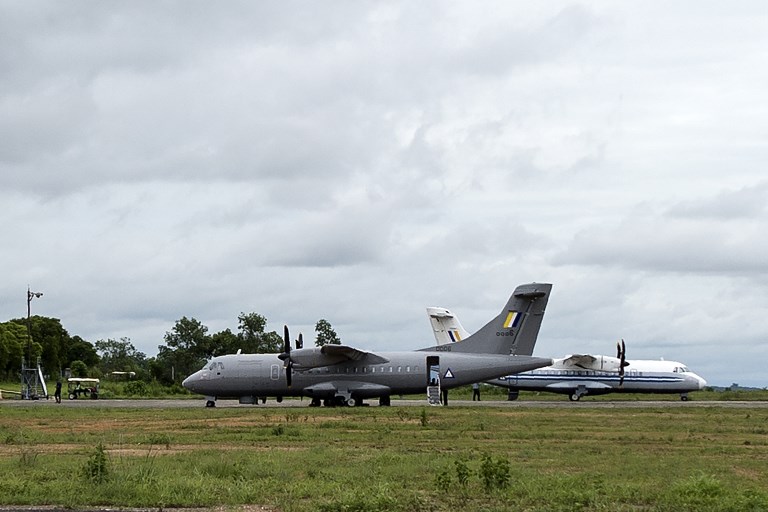A Myanmar Air Force plane (L) is pictured at Dawei Airport on June 8, 2017, the day after a military plane disappeared off the coast of Launglon, in southern Myanmar.
Myanmar’s military said on June 8 it has found the wreckage of a plane that went missing off the southern coast with more than 120 people on board, along with several bodies. / AFP PHOTO / Ye Aung Thu