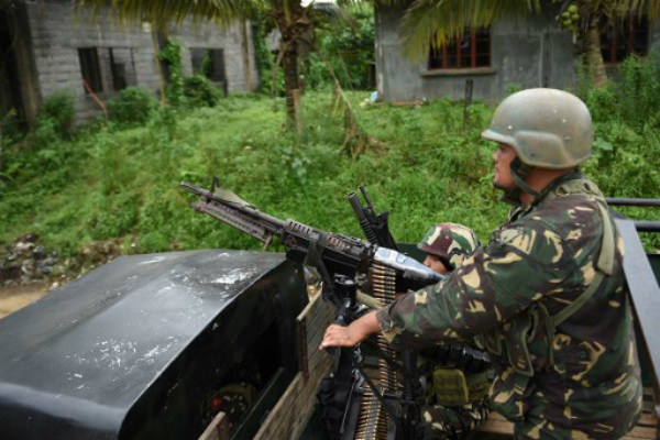 Philippine troops have killed 89 Islamist militants during more than a week of urban battles but a final showdown is expected to be fierce as the gunmen protect their leaders and hold hostages, authorities said on May 31. PHOTO: Ted Albjie/AFP