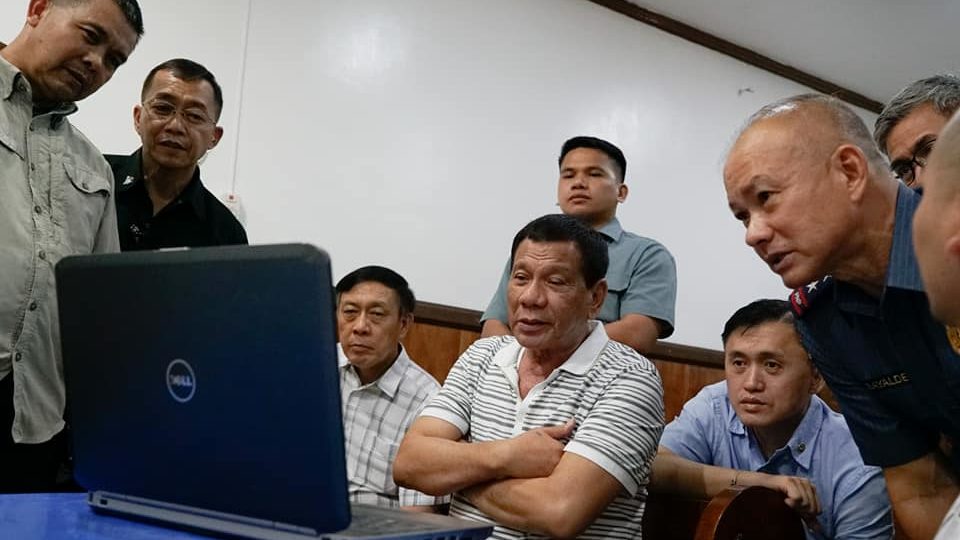 President Rodrifgo Duterte watches the CCTV footage of the Resorts World Manila attack. PHOTO: Facebook/Mocha Uson Blog
