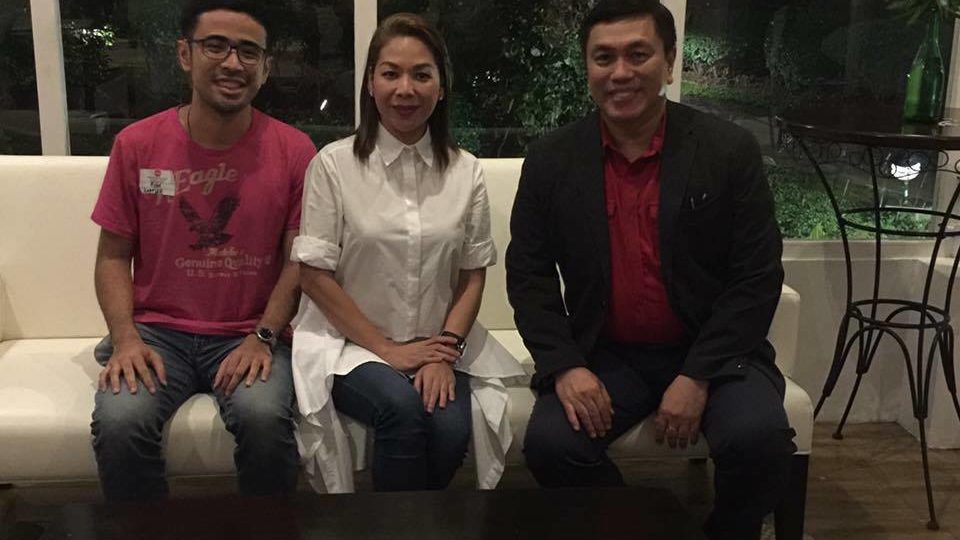 Coconuts’ Manila’s Ryan Macasero (left) with the late commercial pilot Captain Gisela Bendong Boniel and AirAsia Philippines CEO Dexter Comendador 