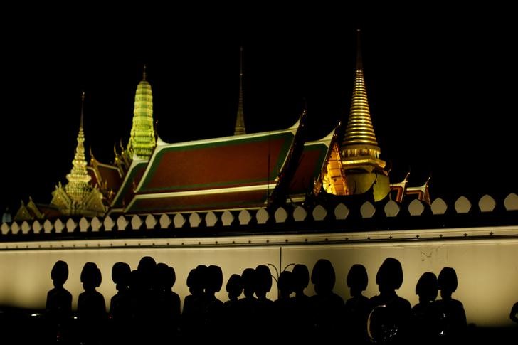Thailand royal honor guards stand at the door of Grand Palace in Bangkok, Thailand, December 1, 2016. Photo: Jorge Silva/ Reuters