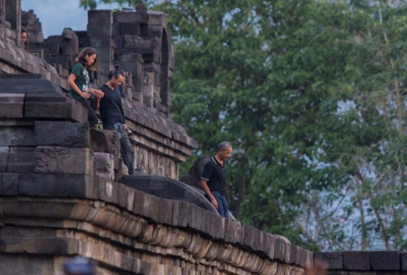 Former U.S. President Barack Obama visits the 9th-century Borobudur Temple in Magelang, Central Java, Indonesia June 28, 2017. Photo: Pius Erlangga/Reuters