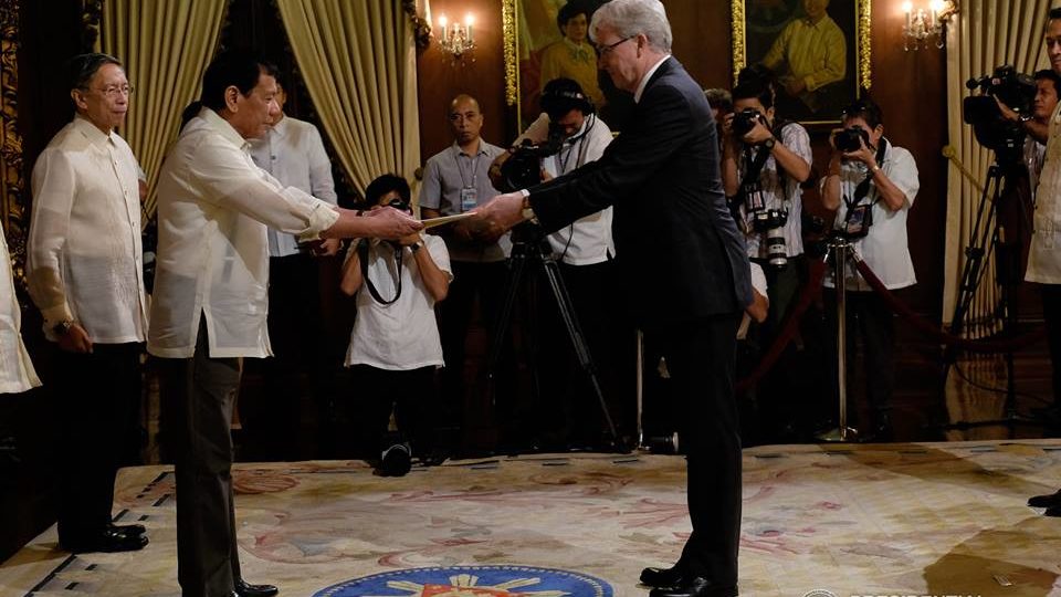 President Rodrigo Duterte receives Ambassador Extraordinary and Plenipotentiary Designate of Canada John Holmes’ credentials. FILE PHOTO: Presidential Communications Office