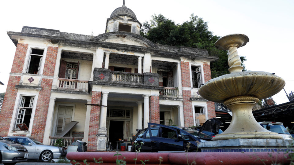 An external view of an abandoned mansion called Yu Yuen, built the 1920’s colonial era, is seen in Hong Kong, June 7, 2017. Photo: Tyrone Siu/Reuters