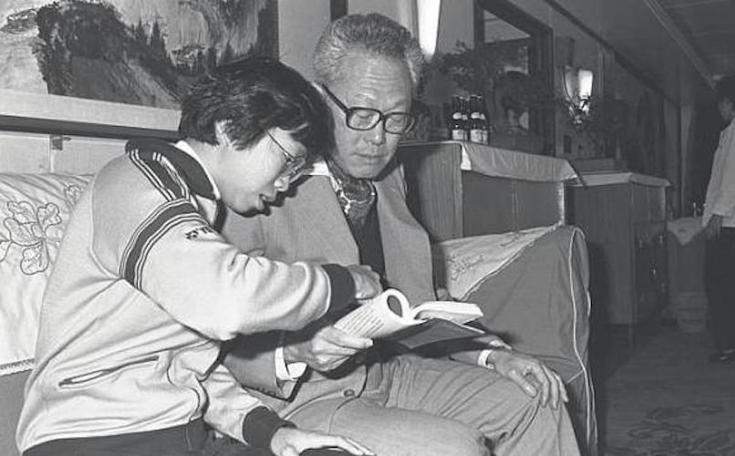 A young Dr Lee Wei Ling spending time with her dad, Singapore’s founding PM. Photo: The Straits Times