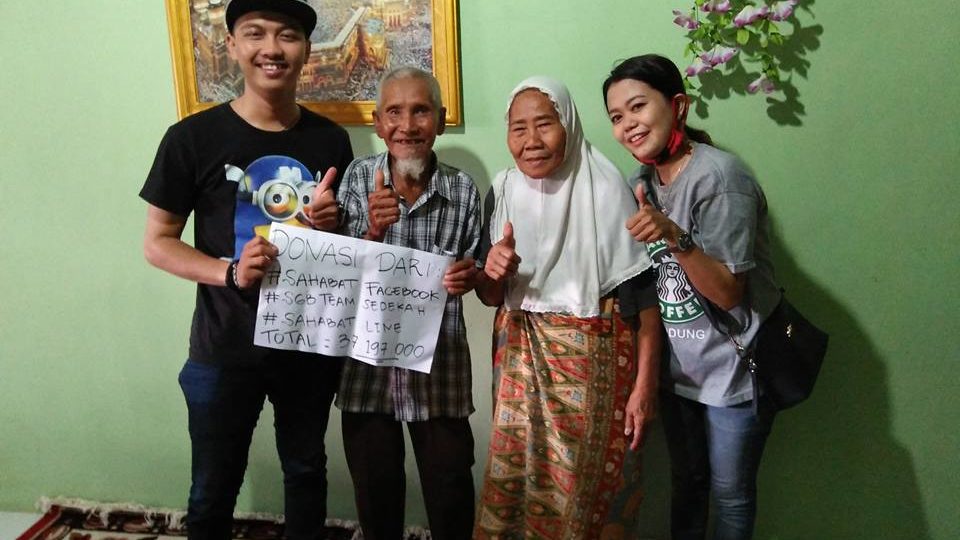 Suratman receiving his donation. Photo: Facebook/TommyReza Chokolatoz