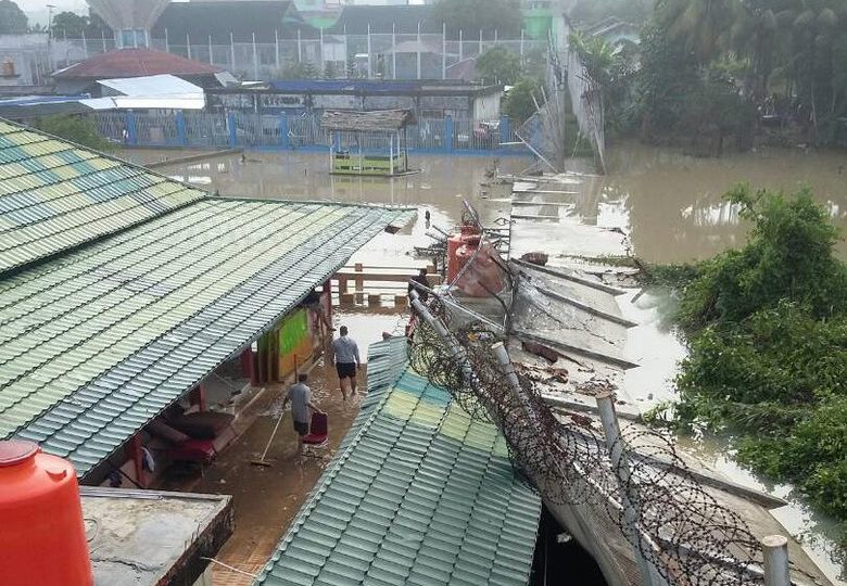 The collapsed 10-meter wall at Jambi State Penitentiary IIA. 