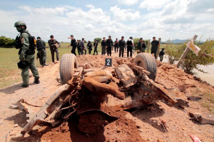 Soldiers search the area of a roadside bomb blast in the southern province of Pattani, Thailand, June 19, 2017. Photo: Surapan Boonthanom/ Reuters