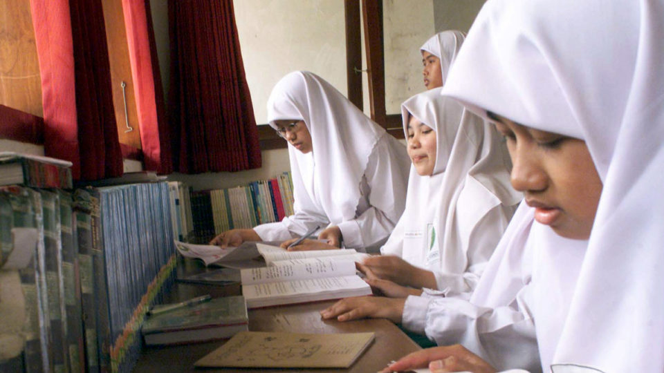 Indonesian female Muslim students read books in a library owned by Al
Mukmin boarding school in Solo, central of Java on October 22, 2002. Photo: REUTERS/Dadang Tri
