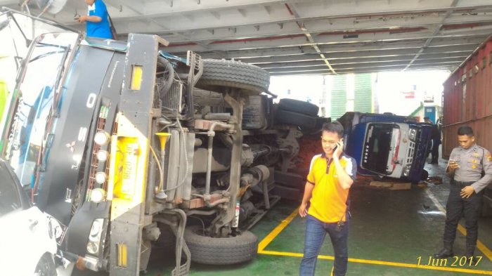 It’s going to be fun flipping those back upright. Photo via Tribun Bali