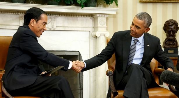 Former U.S. President Barack Obama (R) and President Joko Widodo (L) shake hands after their meeting in the Oval Office at the White House in Washington, October 26, 2015. Photo: REUTERS/JONATHAN ERNST