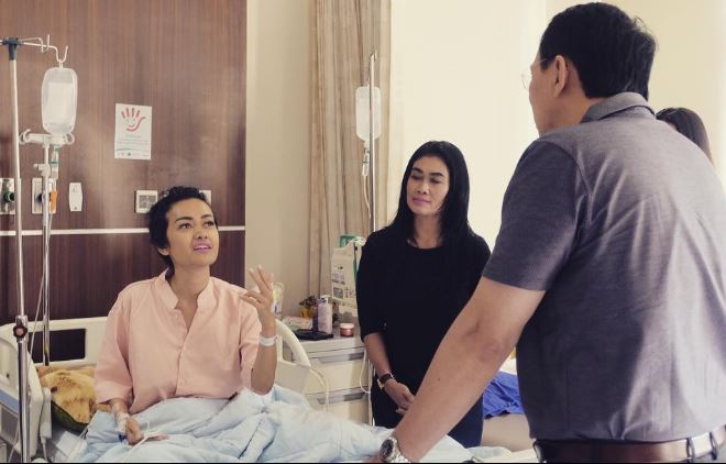 Julia Perez being visited in the hospital by former Jakarta Governor Basuki “Ahok” Tjahaja Purnama during her treatment for cervical cancer. Photo: @ahokbtp / Instagram