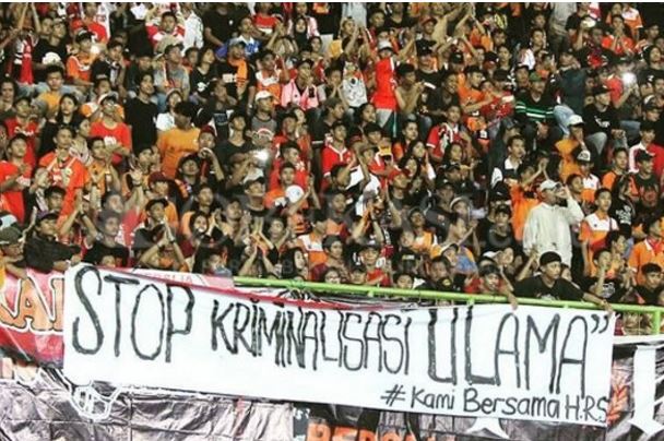 A banner displayed during a football match at  Stadion Patriot Bekasi on Sunday which reads “Stops Criminalization of the Ulema – We stand with HRS (Habib Rizieq Shihab)”