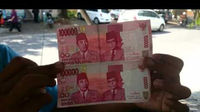 A photo circulating the net, apparently showing just how good counterfeit Rupiah can be.