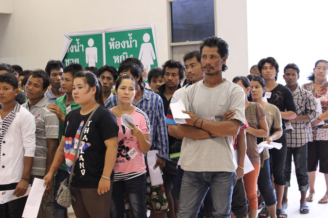 Migrant workers line up for registration in Chumphon. Photo: State Media