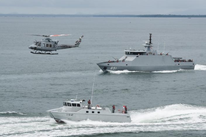 Indonesia navy soldiers on warship and helicopter are seen during the launch of coordinated patrols to beef up security between Malaysia, Indonesia, and Philippine off the Tarakan sea, in Tarakan, Indonesia, June 19, 2017. Antara Foto/Zabur Karuru via REUTERS