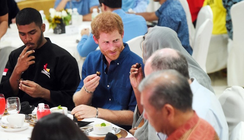 Britain’s Prince Harry (2nd L) takes part in an iftar, the breaking of the fast during the Muslim holy month of Ramadan, during a visit to Jamiyah Children’s Home in Singapore on June 4, 2017.  
Prince Harry is on a two-day visit to Singapore to take part in charity events. AFP PHOTO / POOL / Joseph NAIR