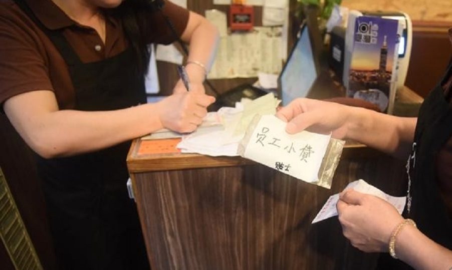 The envelope marked “employees’ tips” was left untouched inside the cash register. Screenshot: Ming Pao