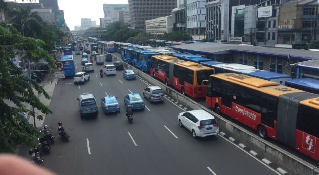 Transjakarta buses lined up during Monday’s strike. Photo: @LiaLie_ / Twitter