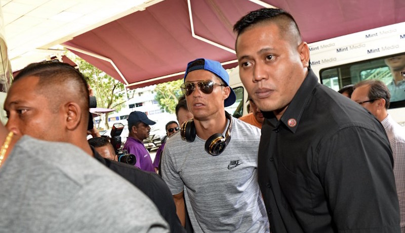 Portugal football player Cristiano Ronaldo arrives at Thomson Medical Hospital to visit the daughter of Singaporean billionaire Peter Lim who just gave birth in Singapore on July 21, 2017. Photo: Roslan Rahman/AFP 