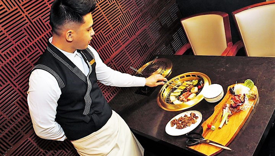 Servers can grill your meats for you. Photo by Jeeves de Veyra
